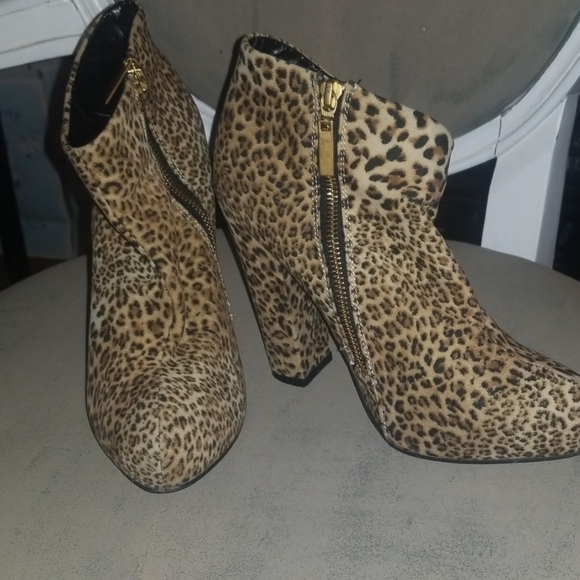 Express Leopard Booties - Picture 2 of 7